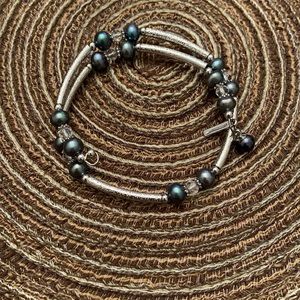 Beautiful Vantel pearls bracelet with a blue Pearl